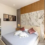 Kosmo Luxury בית הארחה