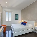 Kosmo Luxury בית הארחה